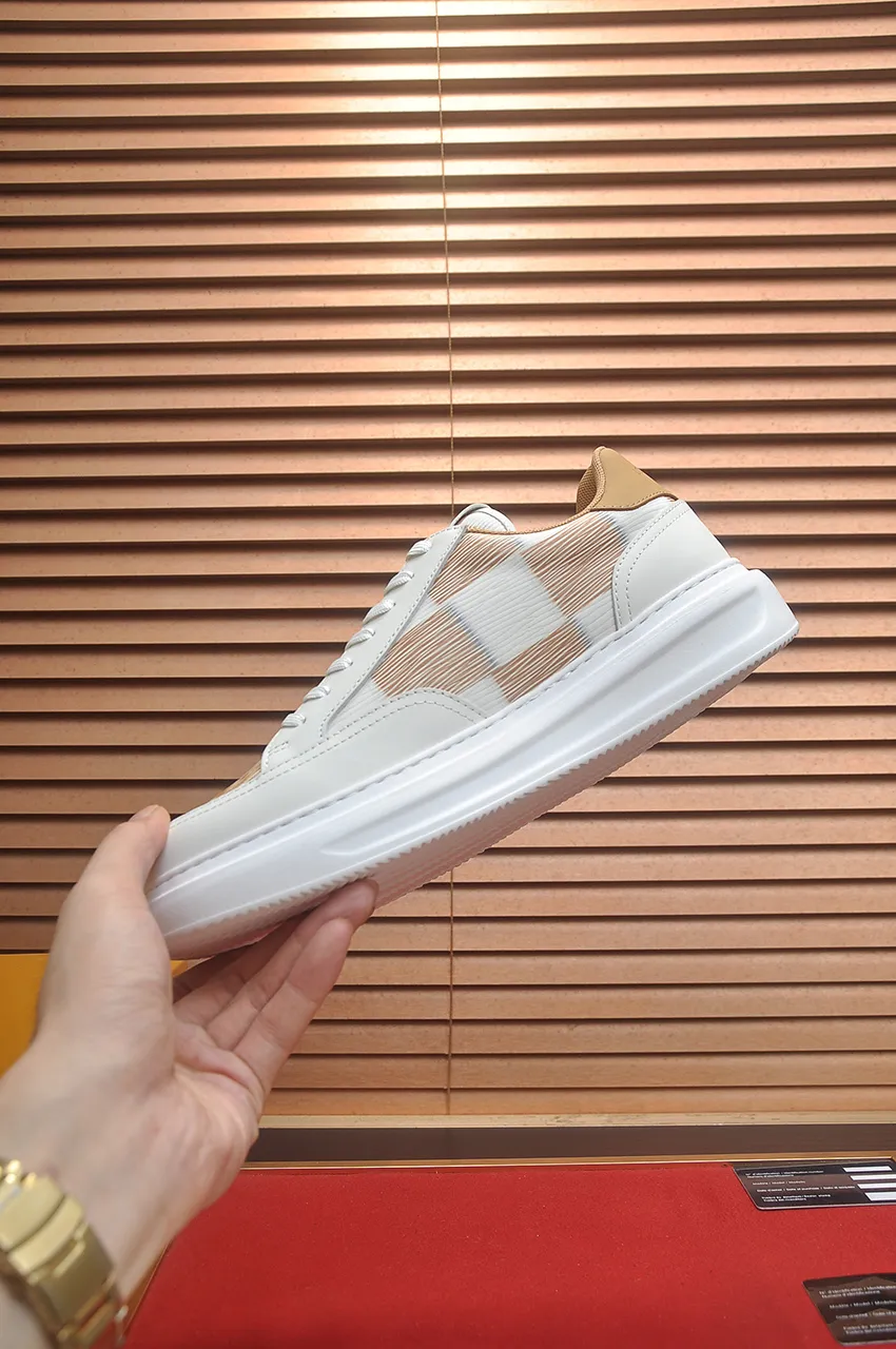 Men's men's shoes 💰640💶Original development, quality shipping, welcome to compare - LV sneaker series sports shoes introduce the loose silhouette of the ready-to-wear series into the spring and summer men's wear shows and make an eye-catching appearance. The cow leather upper is combined with rough fabric laces, and colorful beading highlights the brand's classic elements. LV letters mark the tongue and Monogram floral outsole. Mixed materials Made of top-grain cowhide, thick shoelace design, large Monogram print on the side, mesh lining and cotton feet, the comfort is as extreme as ever, premium heritage, quality first, worth owning! Size: Men’s 38-45 (45 is custom-made and cannot be returned or exchanged)